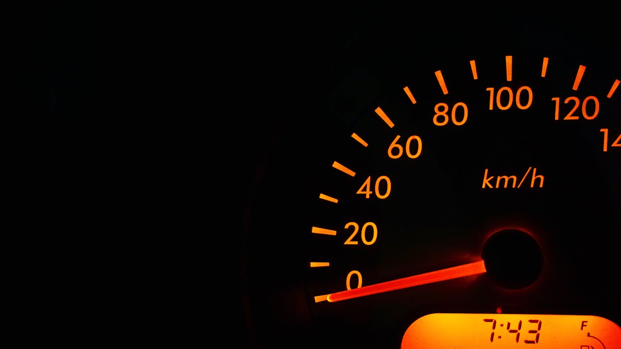 Kilometresi düşürülmüş aracın tespit edilmesi için araç kilometre göstergesi ve ekspertiz kontrolü